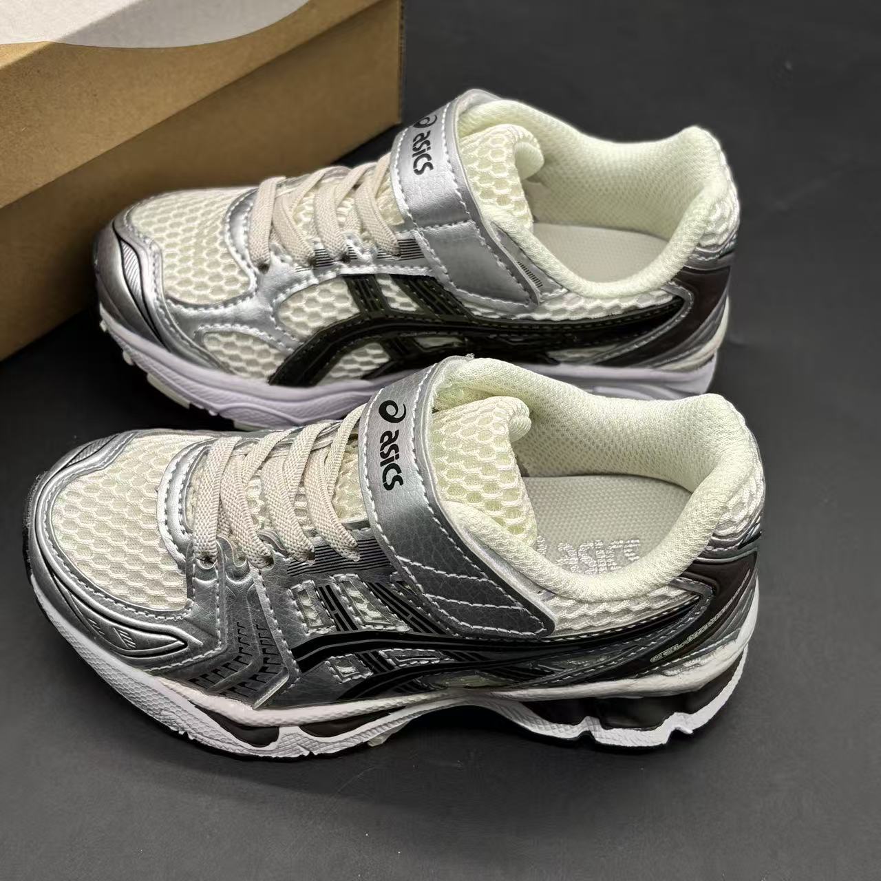 Children's shoes child